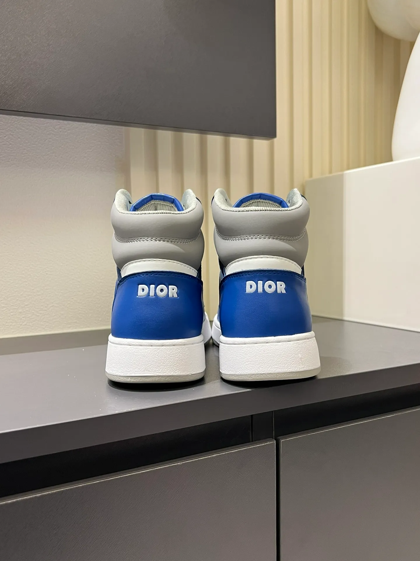 Men's shoes 💰p460 "Dio*" mid-top B27 casual sneakers. This B27 high-top sneaker is a new product in the series and continues Di*r's classic style. Crafted from gray and white smooth calf leather with beige and black Oblique print panels on the sides. The "CD Icon" shaped shoelace eyelets are clever and delicate, and the two-color rubber sole, rear collar and heel are all equipped with the brand's iconic details to enhance the style. Oblique printed straps at the ankle allow for an adjustable fit to complement the overall design. Fashionable and versatile, it can complement any look. Create an exquisite design with unique dynamic vitality and modern atmosphere, presented in low-top and high-top styles. This new must-have shoe adds a new dimension to Dior's archive heritage, embodying modern elegance. Purchase the original version and make it 1:1. If you need top quality, please come to me! Male 38-44!